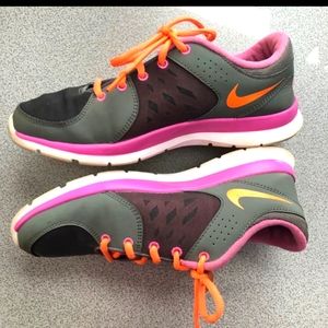 Women's nike shoes size 9